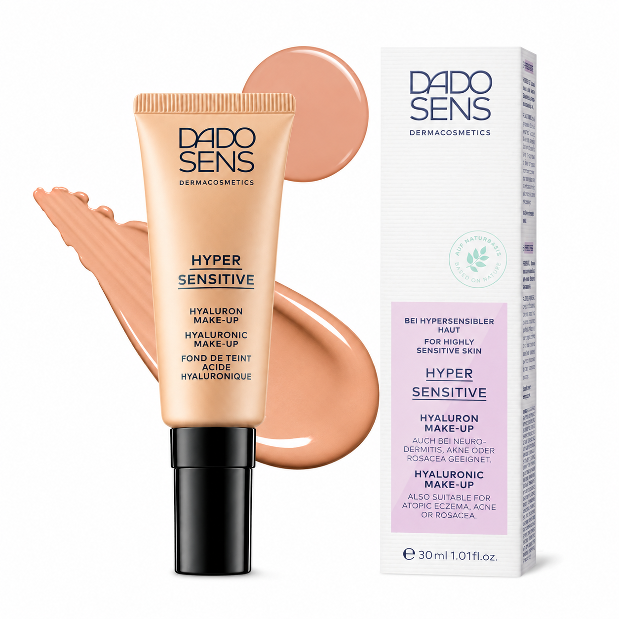 Vrouw brengt Dado Sens Hyaluron Make-Up Beige aan bij raam met spiegel