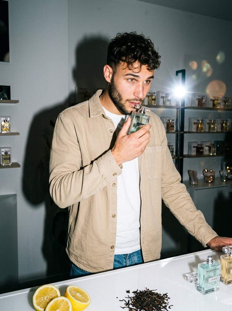 Sander zoekt parfum in winkel voor gebruik van Dorian Eau de Parfum Yodeyma