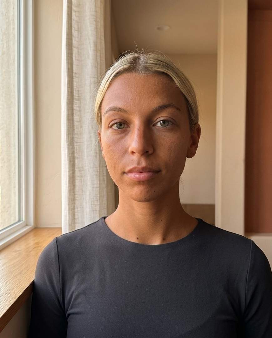 Voor: Fatima 28 jaar, medium-donkere huid voor gebruik Latte foundation – Mineralissima