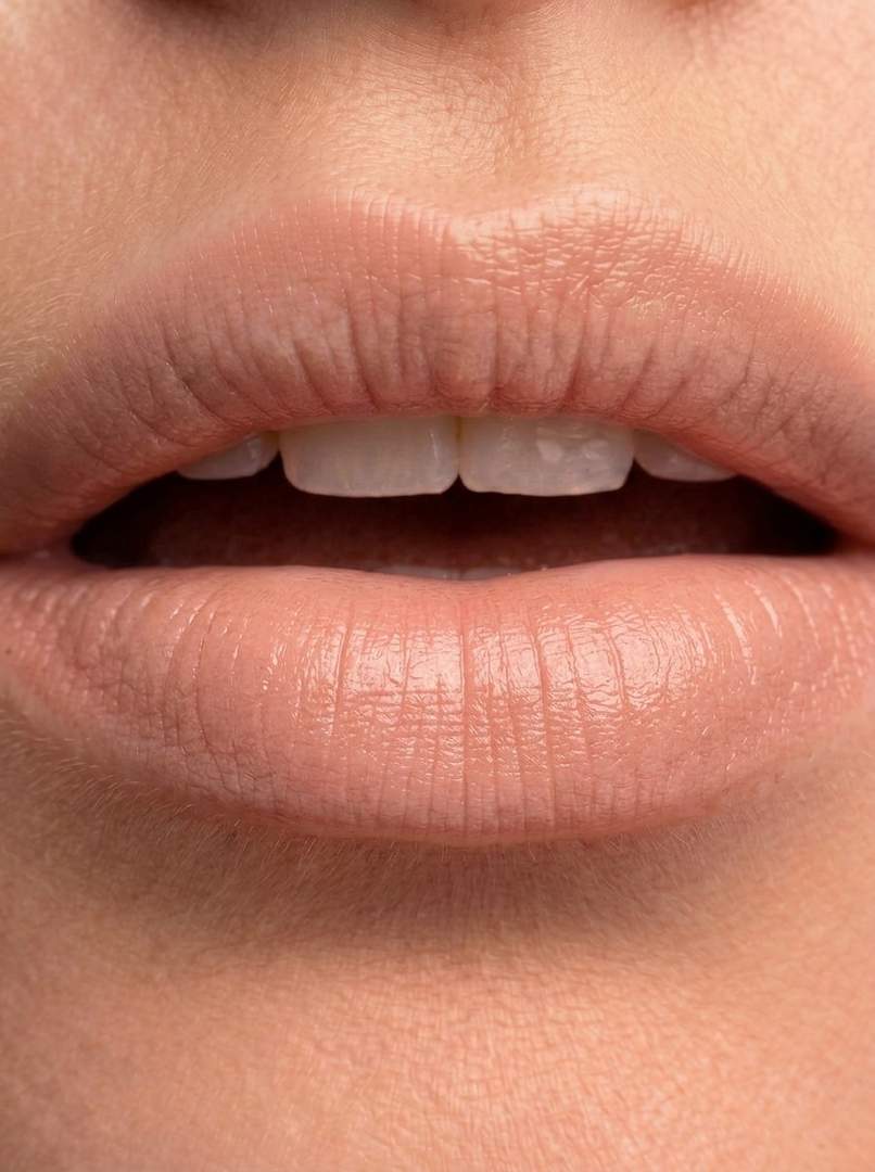 Hypersensitive Color Lipcare Nude – na-foto review Nora